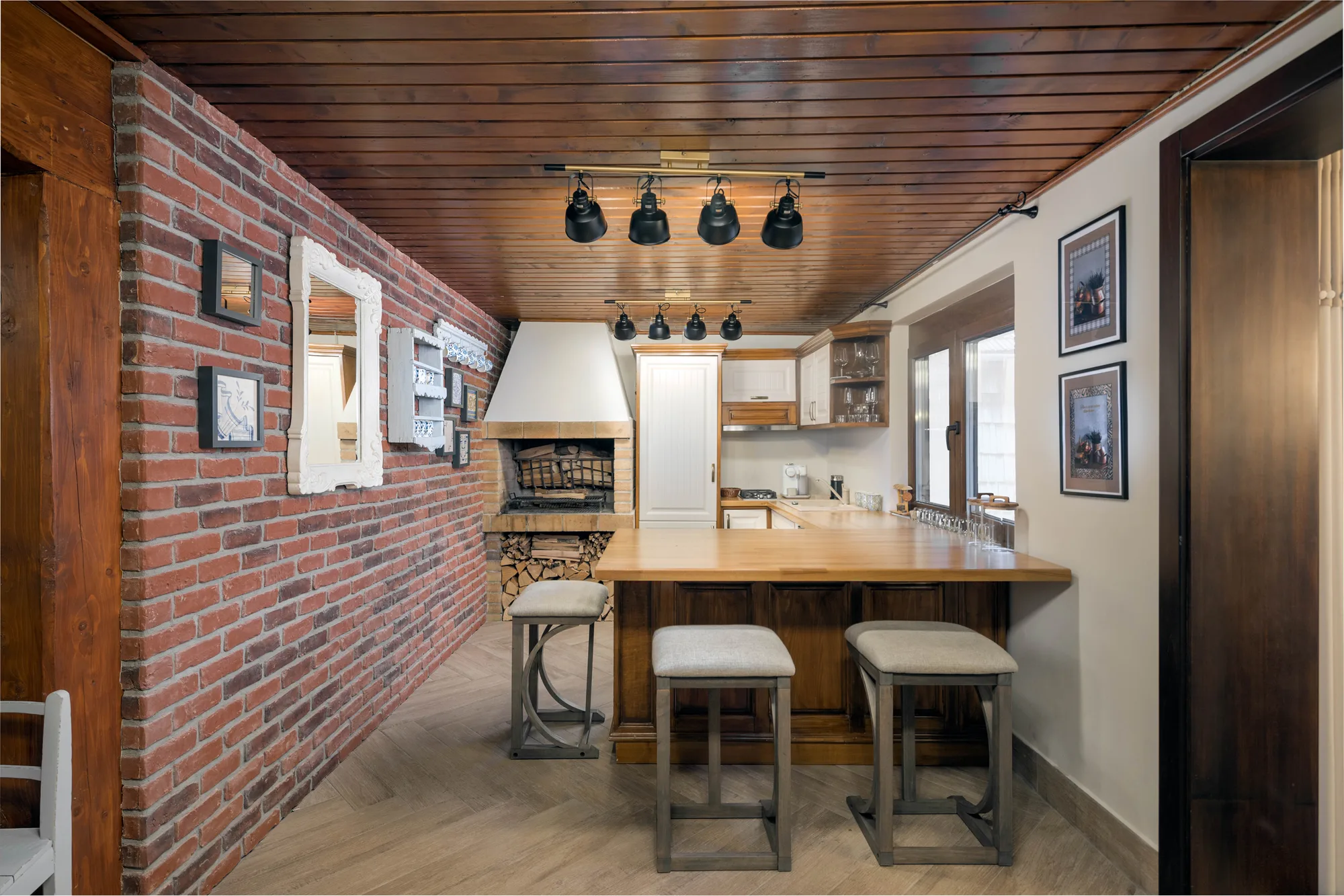 Amenajare interioara rezidentiala — Casa de familie – rafinament rustic cu influente clasice, stil farmhouse si rustic, Garana, jud Caras. Imagine 1 din 14