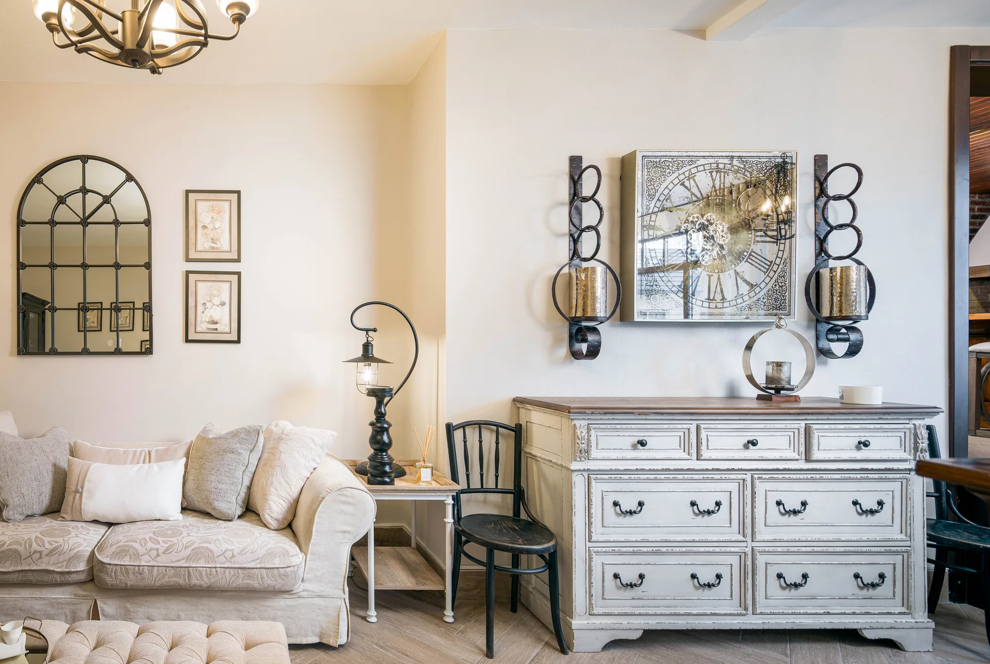 Amenajare interioara rezidentiala — Casa de familie – rafinament rustic cu influente clasice, stil farmhouse si rustic, Garana, jud Caras. Imagine 4 din 14