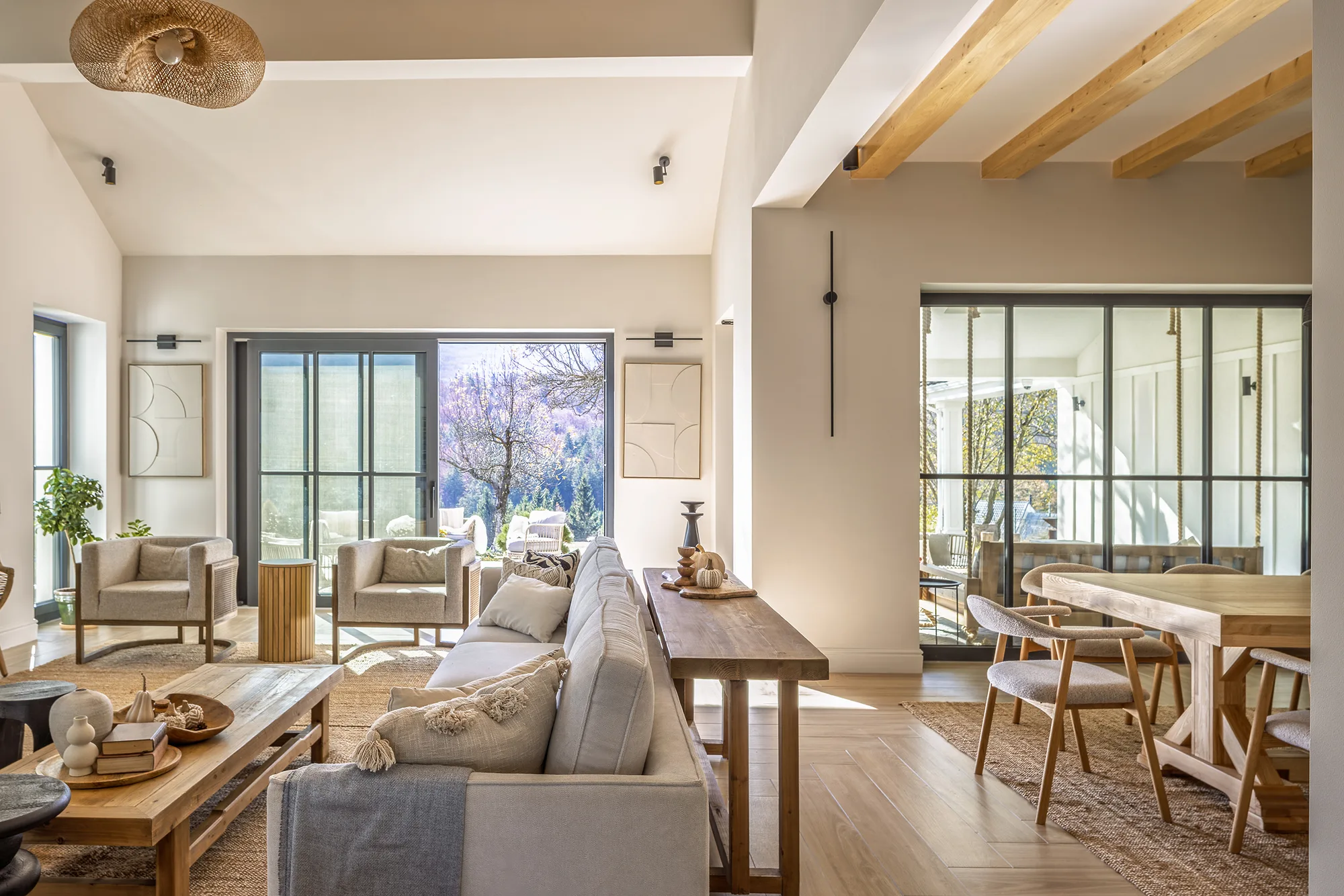 Amenajare interioara rezidentiala — Refugiu Montan Contemporan, stil farmhouse si rustic, Banatul Montan. Imagine 1 din 17