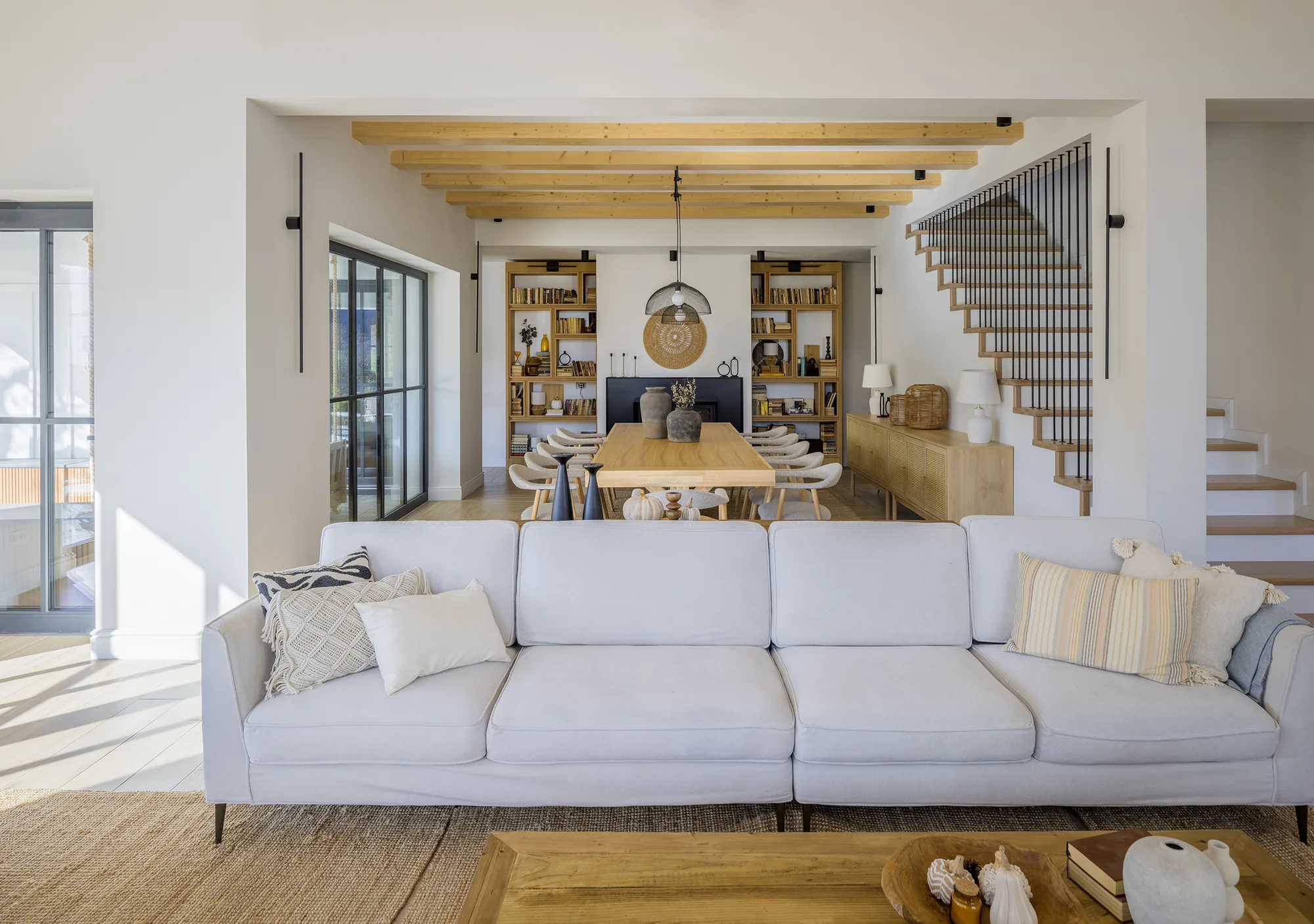 Amenajare interioara rezidentiala — Refugiu Montan Contemporan, stil farmhouse si rustic, Banatul Montan. Imagine 4 din 17